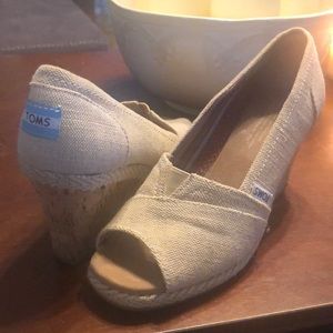 Like new Toms wedge - Tan Burlap